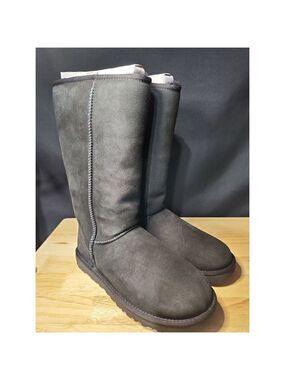 UGG  boot w classic tall II size 8